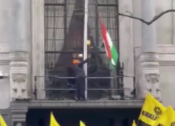 Khalistani supporters pull down Tricolour outside Indian High Commission in UK