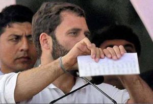 राहुल गांधी 2013 में विधेयक फाड़ते हुए.