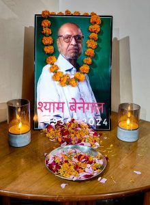 श्याम बेनेगल को श्रद्धांजलि 
***********************
'सजग फिल्म्स 'के तत्वावधान में महान फ़िल्मकार श्याम बेनेगल को शहर के बुद्धिजीवियों एवं कला प्रेमियों द्वारा श्रद्धांजलि अर्पित की गई। इस अवसर पर अपने उद्गगार व्यक्त करते हुए फ़िल्म निर्देशक प्रदीप सुविज्ञ ने कहा कि पांच लाख किसानों से दो-दो रुपए आर्थिक मदद लेकर श्याम बेनेगल ने फ़िल्म 'मंथन' का निर्माण किया था। वास्तविक जीवन और वास्तविक चेहरों को दिखाने वाला समानांतर सिनेमा का यह अग्रदूत जीवन पर्यंत बिना रुके, बिना थके चलता रहा ।मेरा सौभाग्य है कि मुझे उनसे मिलने और एक डॉक्यूमेंट्री फ़िल्म के लिए उनकी शूटिंग करने का मौक़ा मिला है। यह भी सुखद संयोग है कि श्याम बेनेगल की अधिकांश फ़िल्मों की एडिटिंग करने वाले प्रसिद्ध फ़िल्म एडिटर असीम सिन्हा  (जिन्होंने मम्मो, सरदारी बेगम, हरी-भरी, समर, जुबेदा, नेताजी सुभाष चंद्र बोस, वेलकम टू सज्जनपुर, वेलडनअब्बा, मुजीब:द मेकिंग ऑफ ए नेशन आदि की एडिटिंग की है...) ने  मेरे निर्देशन में  बनी हिंदी फी़चर फ़िल्म 'सस्पेंडेड' की एडिटिंग की है। कवि देवेंद्र आर्य ने कहा कि किसी फ़िल्म का रसास्वादन करने के लिए सिनेमा की अभिव्यक्ति की भाषा  की समझ भी होनी चाहिए। श्याम बेनेगल  आने वाली पीढ़ियों के लिए प्रेरणा के स्रोत बने रहेंगे। शायर कलीमुल हक ने इस मौक़े पर अपनी एक ग़ज़ल सुना कर श्रद्धांजलि अर्पित की । कवि प्रमोद कुमार ने कहा कि श्याम बेनेगल की नज़र सामाजिक अंतर्विरोधों पर हमेशा रही।  इन्होंने उन कहानियों को दिखाया जिसे व्यवसायिक सिनेमा अपना विषय ही नहीं मानता। गोरखपुर विश्वविद्यालय के ललित कला विभाग के पूर्व विभागाध्यक्ष डॉ .भारत भूषण ने कहा कि श्याम बेनेगल जैसे प्रतिभाशाली फिल्मकार प्रकृति की देन हैं ।भारतीय सिनेमा के इतिहास में इनका नाम स्वर्णाक्षरों में लिखा जाएगा। दूरदर्शन के पूर्व निदेशक एस. के. एस . त्रिपाठी ने कहा कि श्याम बेनेगल मेरे लिए हमेशा गुरु की तरह रहे हैं। शैलेंद्र कबीर ने समानांतर सिनेमा की आलोचना करने वाले लोगों पर प्रश्न खड़े किए। उन्होंने कहा कि बेनेगल अपने आप में एक संस्था थे ।आइ.एच. सिद्दिकी ने कहा   कि इतिहास श्याम बेनेगल के योगदान को कभी नहीं भूलेगा । निशि कांत पांडे ने कहा कि श्याम बेनेगल की प्रासंगिकता भारतीय सिनेमा जगत में हमेशा बनी रहेगी।आदित्य राजन ने बेनेगल की फ़िल्मों के संगीत पक्ष की ओर इशारा किया।
 इस श्रद्धांजलि सभा में नितेन अग्रवाल, उदयन मुखर्जी ,धर्मेंद्र भारती, डा. सुदीप्ता बी. भूषण, नवनीत जयसवाल, राधेश्याम गुप्ता, प्रिया गुप्ता, शिवांगी भूषण, रितीका सिंह,भरत साहनी आदि ने भाग लिया।